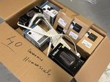 une boîte en carton contenant de nombreux appareils électroniques
