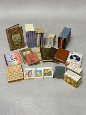 un grand nombre de livres posés sur une table