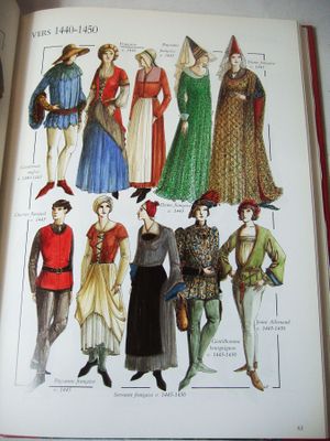 un livre sur lequel figure la photo d'un groupe de personnes vêtues de costumes médiévaux