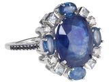 une bague ovale en saphir bleu et diamants, sertie dans de l'or blanc 18 carats