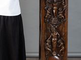une femme qui se tient à côté d'une statue