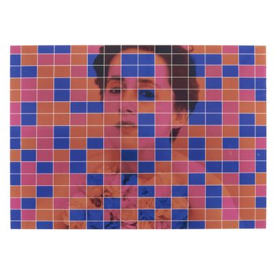 un gros plan sur la photo d'une personne avec un arrière-plan à carreaux roses et bleus