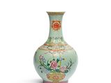 une image représentant un vase posé sur une surface blanche, sur fond blanc