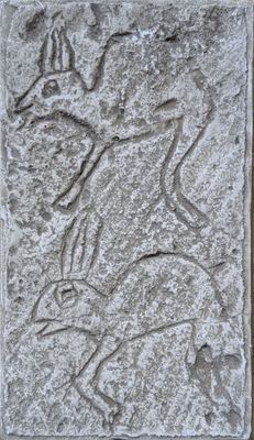 une image représentant une plaque en pierre sur laquelle figure le dessin d'un homme à cheval