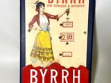 une vieille enseigne en tôle faisant la promotion du Byrrh, sur laquelle figure une femme tenant une bouteille de vin
