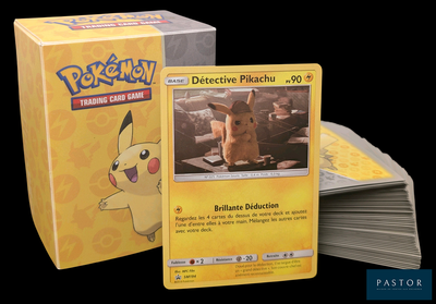 une boîte de cartes Pokémon sur laquelle figure une image de Pikachu