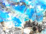 une photo d'un tableau représentant un ciel bleu et quelques arbres