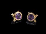 une paire de boucles d'oreilles en or et en améthyste