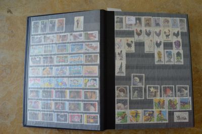 la photo d'un livre portant de nombreux timbres
