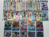 Une grande collection de cartes à collectionner Pokémon est exposée sur une table.