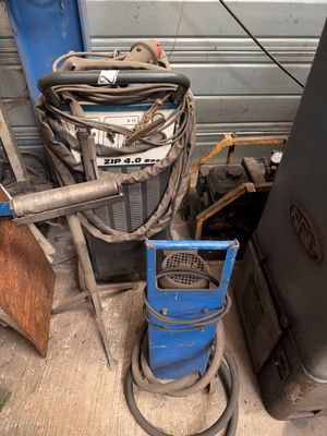 une machine bleue posée à côté d'une poubelle bleue