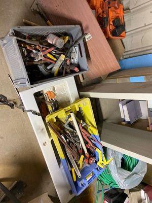 tout un tas d'outils qui prennent la poussière sur les étagères