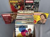 beaucoup de livres dans une boîte sur une table