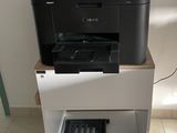 une imprimante placée au-dessus d'une armoire