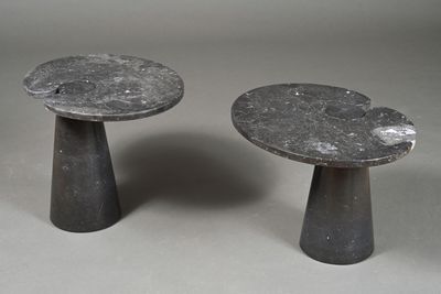 une paire de tables d'appoint en marbre noir sur fond gris