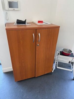 une petite armoire dans un coin de la pièce