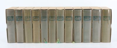 six livres sont empilés sur une surface blanche