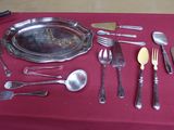 une table recouverte d'une nappe rouge et sur laquelle sont disposés des couverts