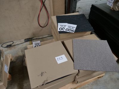 plusieurs boîtes empilées les unes sur les autres