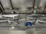 une plaque de cuisson en métal à deux feux, sur laquelle est posé un sac bleu