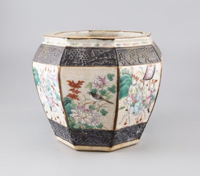 une image représentant un vase orné de fleurs et d'oiseaux