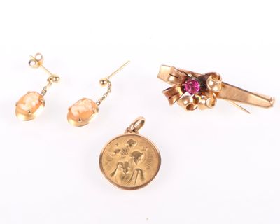 trois bijoux, dont un pendentif en or, des boucles d'oreilles et une pièce de monnaie
