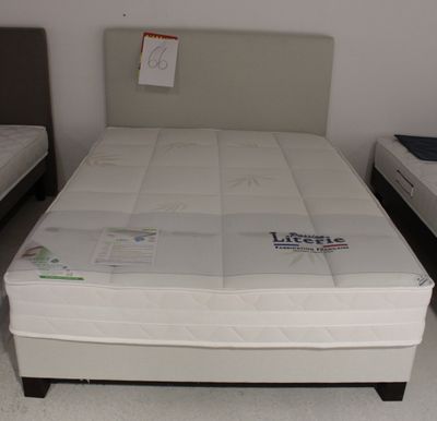 deux lits placés l'un à côté de l'autre dans une chambre