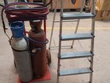 une borne d'incendie à côté d'une échelle dans un entrepôt