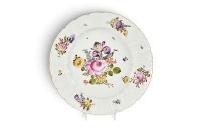 une assiette blanche avec un motif floral