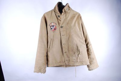 Une blouson de l'US NAVY avec diverses peintures, nombreuses…