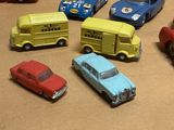 un grand nombre de petites voitures posées sur une table