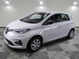 la photo d'une voiture blanche garée dans un garage