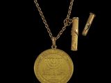 une pièce d'or, un briquet et un collier sur fond noir