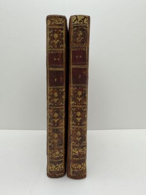 une paire de livres anciens sur fond blanc