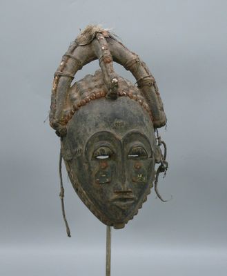 une image représentant une sculpture d'une tête surmontée d'un serpent