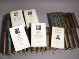 plusieurs livres sont empilés sur une table