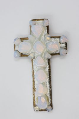 l'image d'une croix en verre