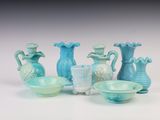 beaucoup de vases et de coupes en verre bleu sur la table
