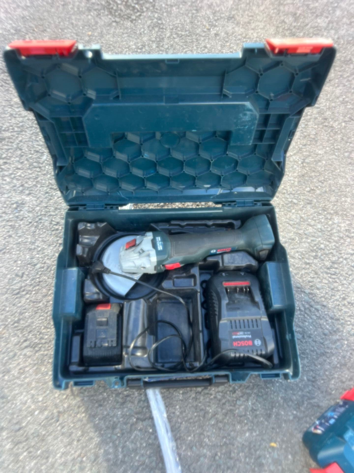Meuleuse BOSH pro à batterie, avec un chargeur.