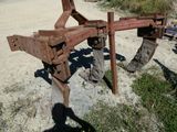 un tracteur rouillé au bord de la route