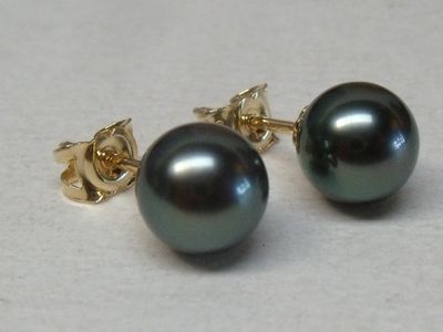 paire de boucles d'oreilles en perles noires avec tiges en or