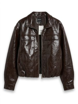 Cette image peut contenir des vêtements, des articles d'habillement et du cuir