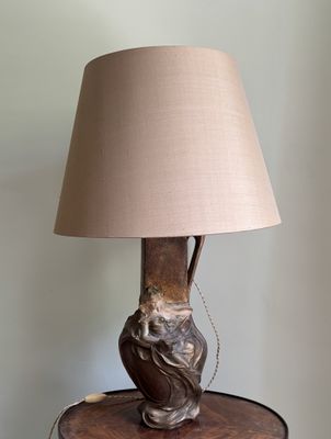 une lampe posée sur une table sur laquelle se trouve une lampe