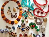 de nombreux colliers et bracelets différents disposés sur une table