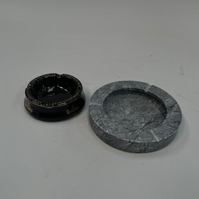 un petit cendrier et un autre petit cendrier posés sur une table