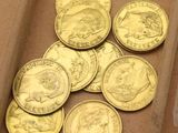 beaucoup de pièces d'or dans une boîte posée sur la table