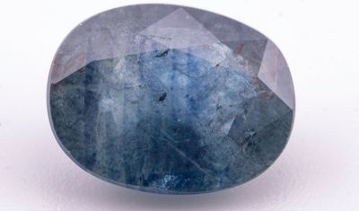 gros plan d'un saphir bleu sur une surface blanche