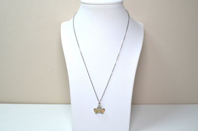 gros plan d'un mannequin portant un collier