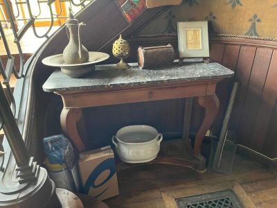 une petite table sur laquelle se trouvent un bol et un vase