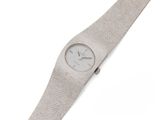 une image représentant une montre-bracelet à cadran blanc sur fond blanc